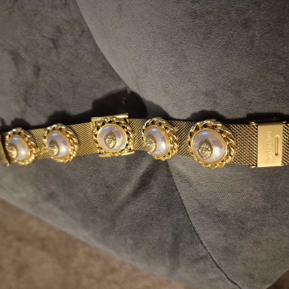 Elegant Gold and Pearl Bracelet